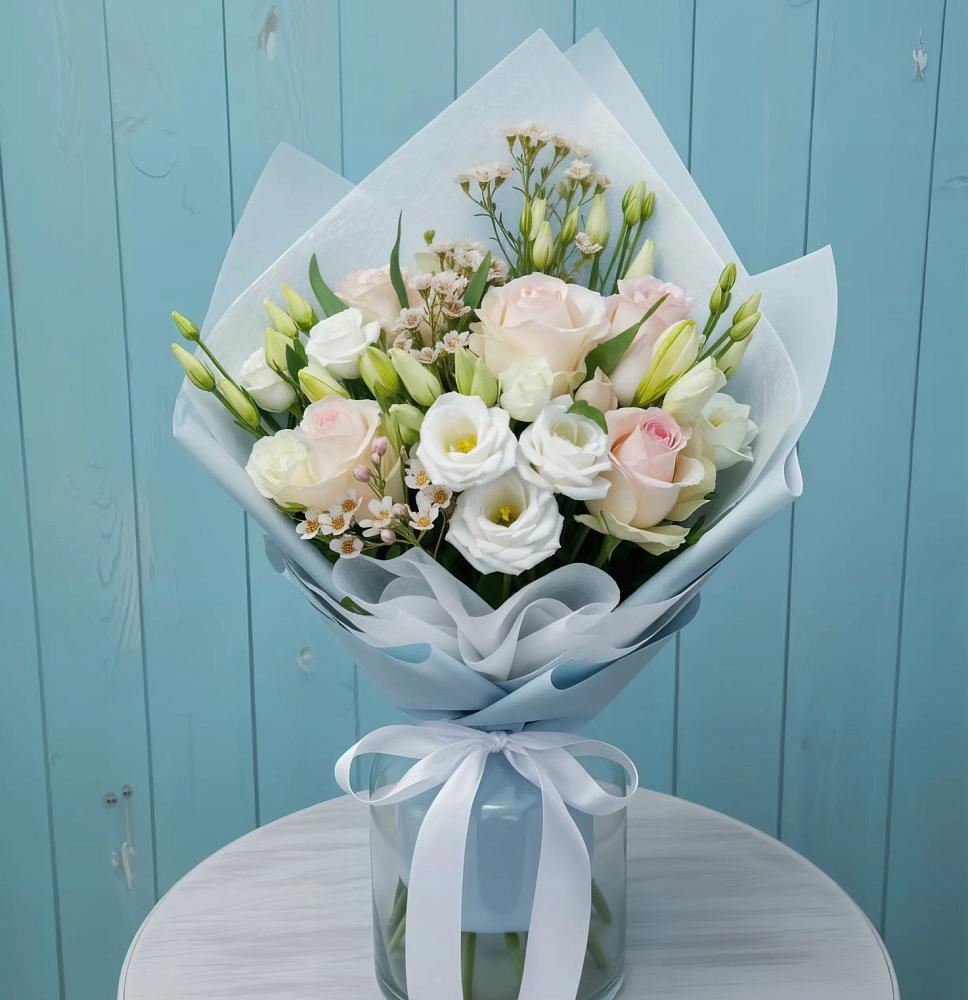 Букет цветов из: Розы и Лизиантусы в Петровском Тамбовской области