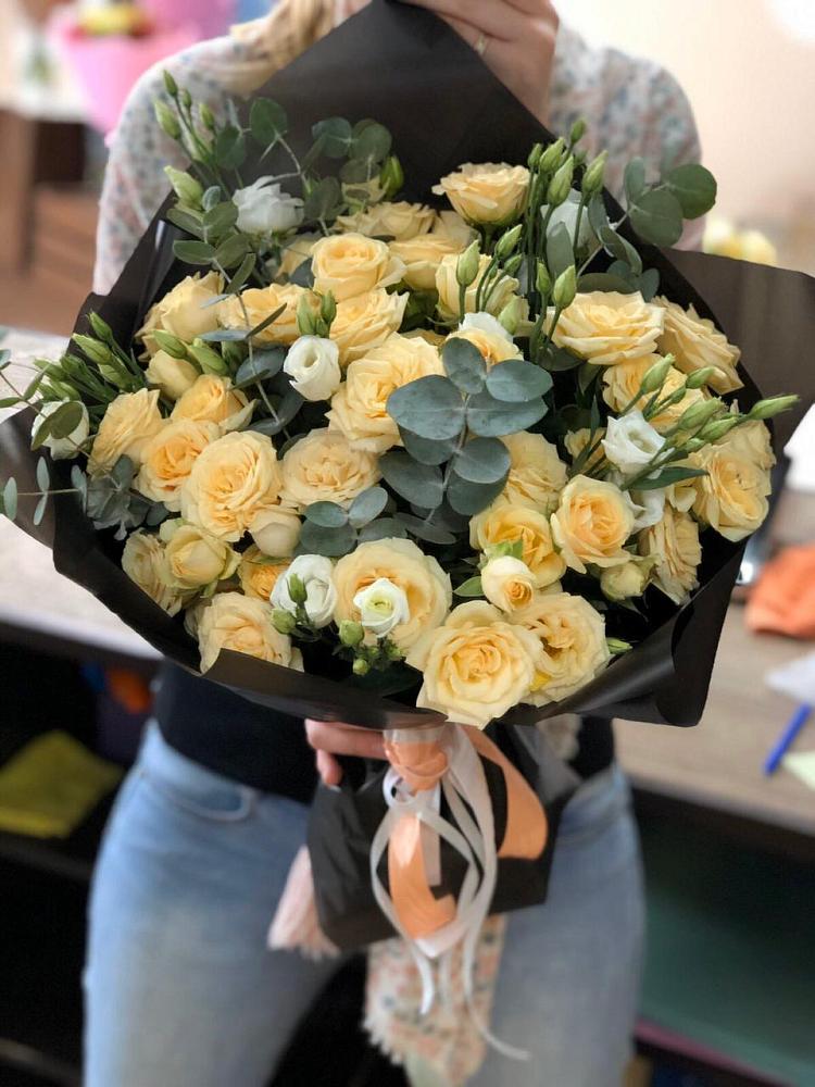 Букет цветов из: Розы и Лизиантусы в Петровском Тамбовской области