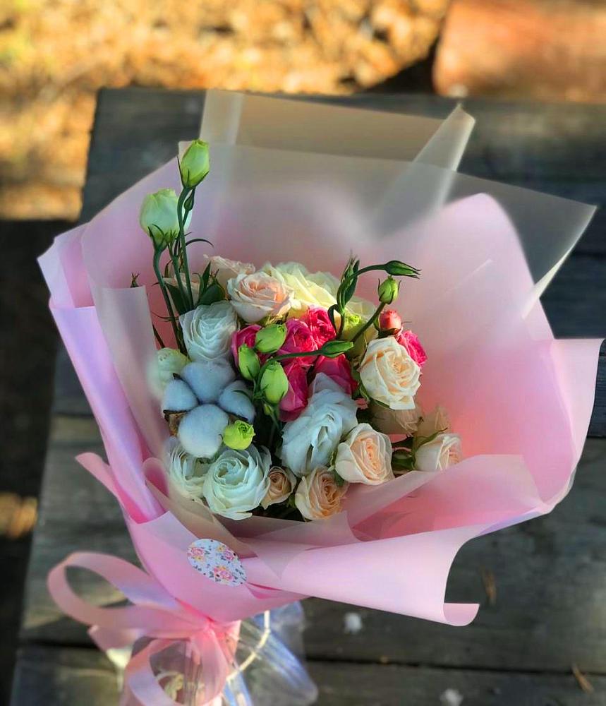 Букет цветов из: Розы и Лизиантусы в Петровском Тамбовской области