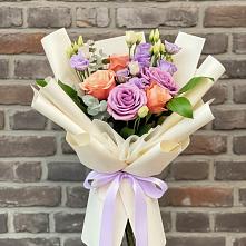 Букет цветов из:  Лизиантусы и Розы в Петровском Тамбовской области