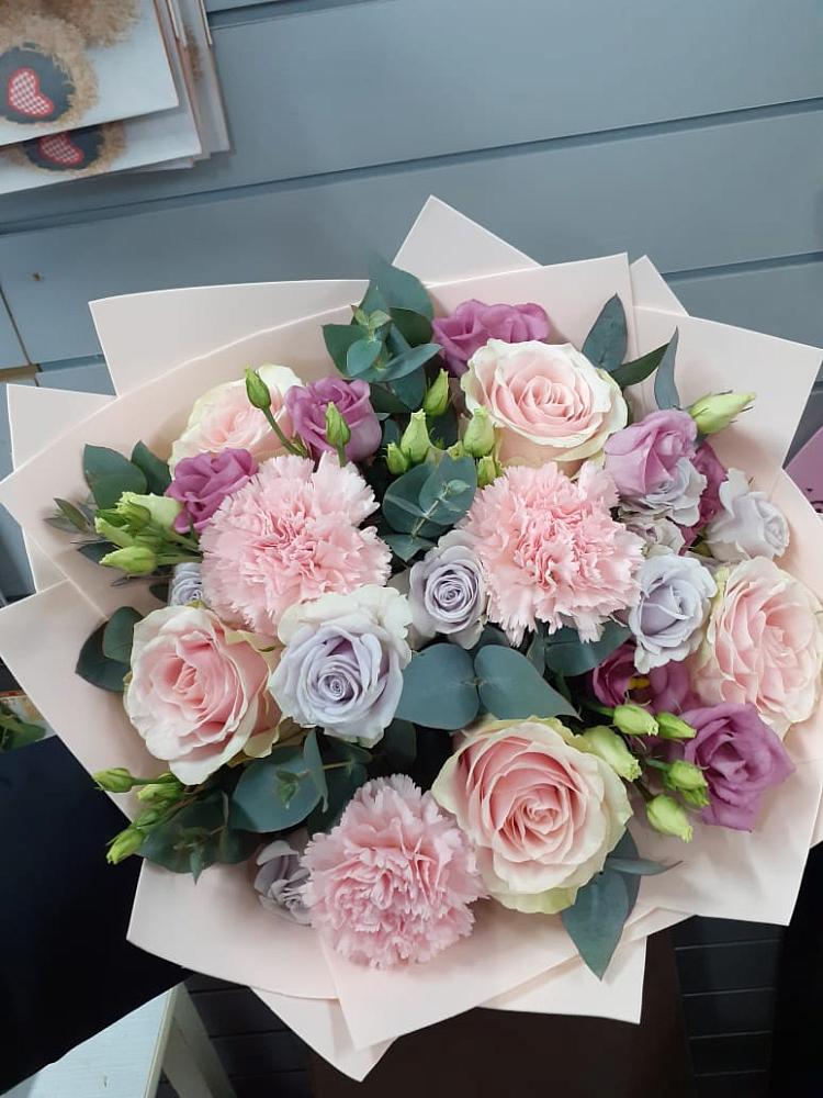 Букет цветов из: Розы, Гвоздики и Лизиантусы в Петровском Тамбовской области